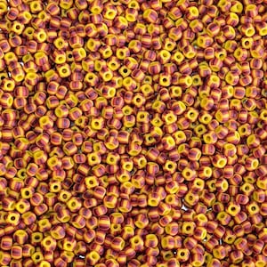 Perles de rocaille en verre tchèque 6/0 jaunes opaques à rayures rouges et brunes 20 grammes (6CS426)