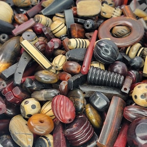 Contas grandes de chifre natural esculpidas à mão - Diversos formatos, cores e tamanhos - Quantidade 100 gramas (UM77)