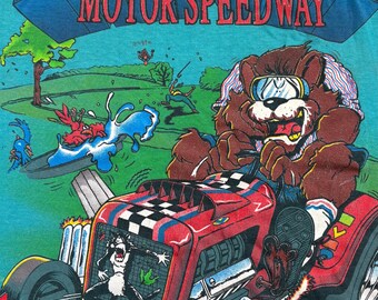 Camiseta vintage de 1993 SSI colorida sin mangas estilo muscle tank Backyard Motor Speedway con estampado divertido, costura simple, humor de carreras de los 90.