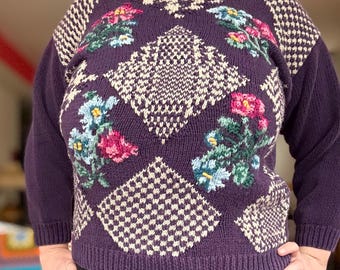 Suéter vintage de los años 80 y 90 con cuello redondo, estampado floral, hojas y rombos, tejido a mano en color morado, de Northern Isles