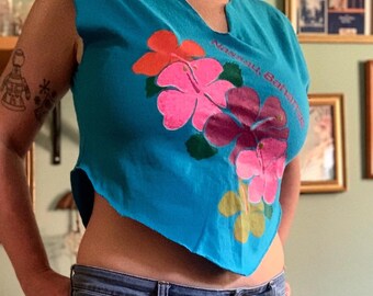 Top corto sin mangas de color azul Bahamas con flor de hibisco tropical vintage de los años 80.