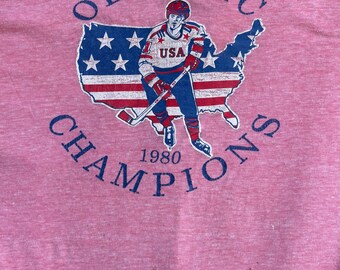 Camiseta vintage de los años 80, roja/rosa, de los campeones olímpicos de hockey sobre hielo de EE. UU. de 1980, con estampado de ribete de abeto.