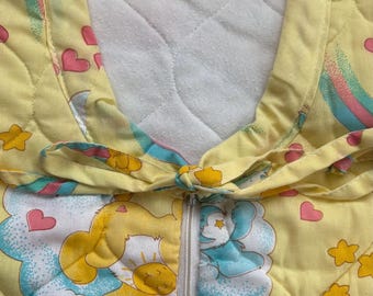 Manta acolchada para cuna y saco de dormir para bebé de la marca American Greeting Corp., modelo Care Bears, año 1983.