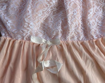 Camisón estilo babydoll vintage de cintura imperio de encaje y nailon en color melocotón y blanco de los años 60 y 70 de Belle Smith.