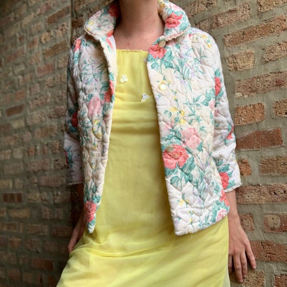 Vintage 60s short quilted floral housecoat by Leis