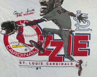Camiseta gráfica vintage de los 80 del lanzador de béisbol de la MLB, Ozzie Smith Wizard, de los St. Louis Cardinals.