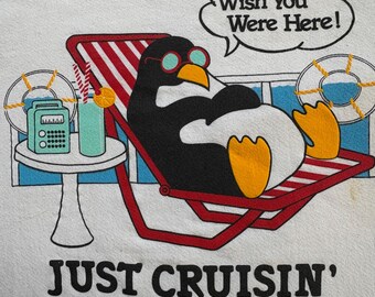 Sudadera con cuello redondo blanca con gráfico divertido de pingüino en un crucero de los años 80 y 90 con la frase “Just Crusin”