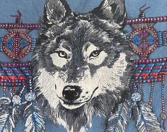 Camiseta vintage de los años 90 con estampado de lobo y atrapasueños del suroeste, cuello redondo gris/azul con costura simple.