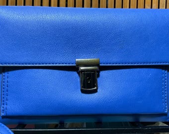 Vegan leather like crossbody purse —-periwinkle blue