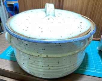 Pottery stoneware pot. Speckled glazed 3Quart pot
