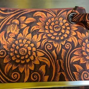 Cartera grande tipo sobre o de mano con detalles de girasoles