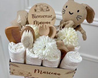 box naissance personnalisée avec le prénom, doudou, bavoir, brosse, peigne et couverts pour bébé. idéal à offrir pour une naissance