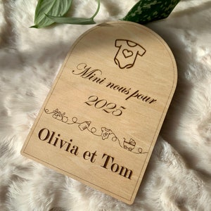 Carte bois annonce arrive d’un bébé annonce grossesse naissance personnalisée. Futur papi mamie, futur tonton tata, futur parrain marraine