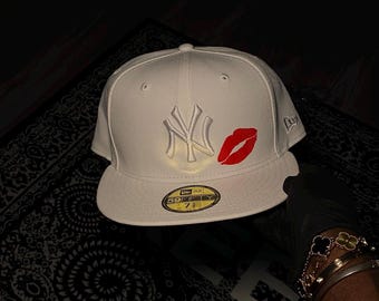white nike hat with kiss
