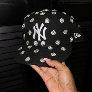 Ajustado con adornos de diamantes