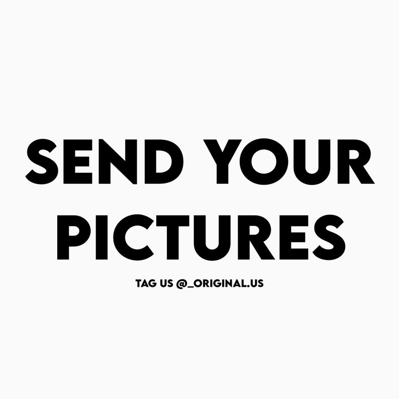 Op de afbeelding: Witte achtergrond met de woorden "SEND YOUR PICTURES" in vette zwarte letters. Daaronder staat de zin "TAG US @ _ORIGINAL.US" in kleinere zwarte letters.