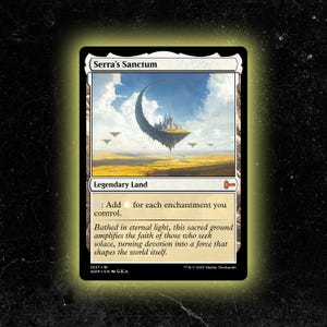 Może przedstawiać: Karta Magic: The Gathering zatytułowana "Serra's Sanctum". Karta przedstawia fantastyczny krajobraz z unoszącą się wyspą i strukturą w kształcie półksiężyca. Tekst zawiera "Legendarna kraina" i tekst smakowy o wierze i oddaniu.
