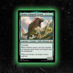 Puede incluir: Una carta de Magic: The Gathering verde y blanca con un gran dinosaurio verde con detalles rojos, titulada "Ghalta, Stampede Tyrant". La carta incluye texto de juego y estadísticas, con una fuerza y resistencia de 12/12.