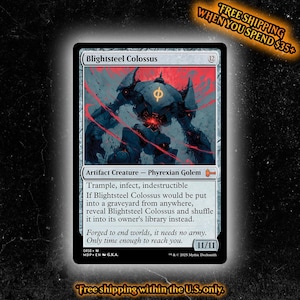 Può includere: Una carta collezionabile Magic: The Gathering Blightsteel Colossus raffigurante un grande golem metallico blu-grigio con un simbolo arancione brillante sul petto, su uno sfondo scuro striato di rosso, con forza 11/11.