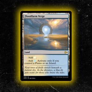 Puede incluir: Una carta de Magic: The Gathering titulada "Floodfarm Verge". La carta presenta un paisaje con una puerta iluminada en azul a lo lejos, campos y un cielo tranquilo. El texto de la carta incluye instrucciones para añadir maná.
