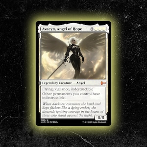 Pode incluir: Um card de Magic: The Gathering com Avacyn, Anjo da Esperança. O card mostra um anjo alado em armadura preta segurando uma espada, contra um fundo nublado. O texto descreve as habilidades e estatísticas da criatura, incluindo 8/8 de poder e resistência.