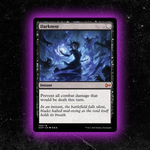 Puede incluir: Una carta de Magic: The Gathering, "Darkness", con borde negro y resplandor púrpura. La carta representa a una mujer con un vestido oscuro en medio de energía azul y figuras sombrías. El texto dice "Previene todo el daño de combate que se infligiría este turno."