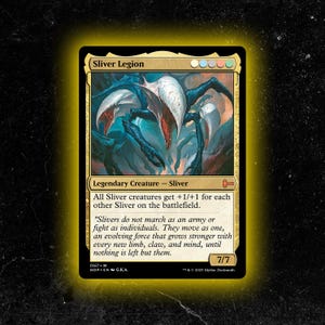 Puede incluir: Una carta de Magic: The Gathering titulada "Sliver Legion" que presenta una criatura con múltiples extremidades y una combinación de colores blanco, azul y rojo. El texto de la carta describe las habilidades y la historia de la criatura. La carta tiene 7/7 de fuerza y resistencia.