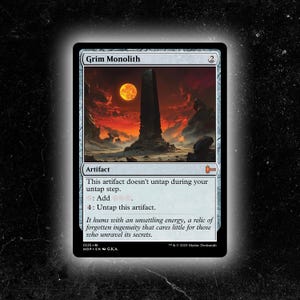 Puede incluir: Una carta de Magic: The Gathering titulada "Grim Monolith". La carta presenta un paisaje oscuro y amenazante con un monolito negro y alto bajo un sol naranja ardiente. La carta es un artefacto con texto que describe sus habilidades.