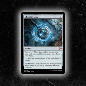 Puede incluir: Una carta de Magic: The Gathering titulada "Chrome Mox". La carta presenta un colgante azul y plateado con una cadena, sobre un fondo azul y gris. El texto de la carta la describe como un artefacto.