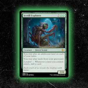 Peut inclure: Carte Magic: The Gathering verte, "Icetill Explorer", représentant une créature insectoïde avec un sac à dos et des pinces rouges. Le texte décrit les capacités et les statistiques. Bordure verte.