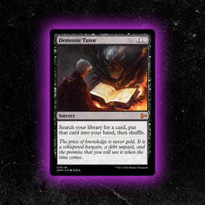 Op de afbeelding: Een Magic: The Gathering-kaart genaamd "Demonic Tutor" met een zwarte rand en een paarse lijst. De kaart toont een spreuk met een illustratie van een persoon die een boek leest met een demonische figuur. De tekst is zichtbaar.