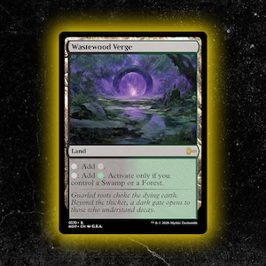 Puede incluir: Una carta de Magic: The Gathering llamada "Wastewood Verge". La carta muestra un paisaje con un portal púrpura y un pantano. El texto incluye "Land" e instrucciones del juego. La carta tiene un borde verde y negro. Medidas no aplicables.