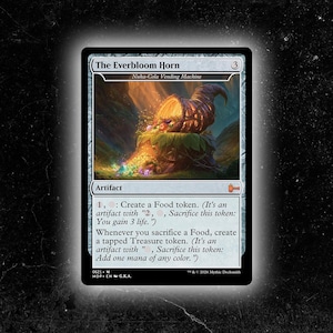 Puede incluir: Una carta coleccionable de Magic: The Gathering titulada The Everbloom Horn, que muestra un cuerno de la abundancia lleno de frutas brillantes y tesoros sobre un tocón. El texto de la carta detalla habilidades de artefacto, incluyendo fichas.