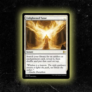 Pode incluir: Um cartão Magic: The Gathering intitulado "Enlightened Tutor". O cartão apresenta uma figura dourada e angelical num cenário brilhante e etéreo. O texto inclui instruções e uma citação: "A sabedoria é uma lanterna. A orientação certa garante que ilumine o caminho, não cega o buscador."