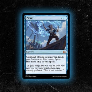 Puede incluir: Una carta azul de Magic: The Gathering titulada "Piratería". La carta presenta una ilustración de una persona en un barco con efectos de energía azul. El texto de la carta describe un hechizo de hechicería. La carta es de 2026.