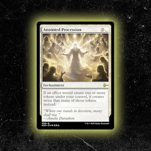 Puede incluir: Una carta blanca "Anointed Procession" con un brillo dorado. La tarjeta presenta una ilustración de una figura radiante rodeada de siluetas. El texto incluye "Encantamiento" y una cita de Amelie Durathon.