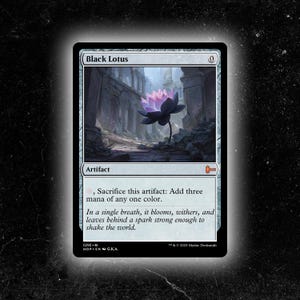 Puede incluir: Una carta de Magic: The Gathering titulada "Black Lotus". La carta presenta una flor de loto negra con pétalos morados sobre un fondo de una estructura en ruinas. La carta está etiquetada como "Artifact" e incluye texto descriptivo.