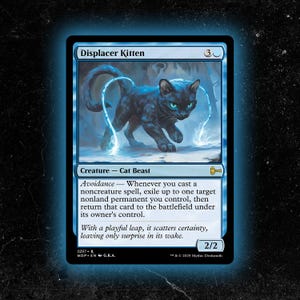 Könnte beinhalten: Blaue Magic: The Gathering-Karte mit einer schwarzen Katze mit leuchtend blauen Augen und Energieströmen. Die Karte trägt den Titel "Displacer Kitten" und enthält Spieltext sowie Stärke/Zähigkeit von 2/2.