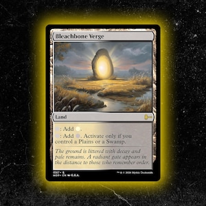 Pode incluir: Uma carta de Magic: The Gathering chamada "Bleachbone Verge". A carta apresenta uma paisagem com um portal oval e radiante. O texto descreve a função da carta como uma carta de terreno com habilidades de geração de mana.
