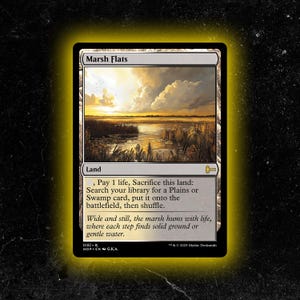 Puede incluir: Una carta de Magic: The Gathering titulada "Marsh Flats". La carta presenta una pintura de paisaje de una marisma al atardecer, con texto que describe su función en el juego. La carta tiene un borde negro y un marco dorado.