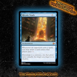 Pode incluir: Uma carta colecionável Magic: The Gathering intitulada Rhystic Study, do tipo encantamento, com borda azul e arte retratando uma figura diante de uma porta dourada brilhante em uma biblioteca, com texto de jogo e texto de ambientação.