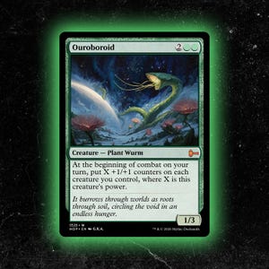 Puede incluir: Una carta verde de Magic: The Gathering titulada "Ouroboroid". La carta presenta un paisaje surrealista con una criatura parecida a un gusano y el texto "Criatura - Gusano Planta". La fuerza y resistencia de la carta son 1/3.