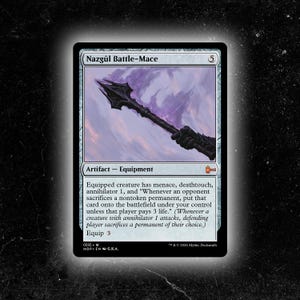 Op de afbeelding: Een Magic: The Gathering kaart getiteld "Nazgûl Battle-Mace". De kaart toont een zwarte, stekelige knots tegen een paarse achtergrond. Het is geclassificeerd als een artefact en uitrusting. De tekst beschrijft de vaardigheden van de kaart.