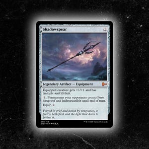 Puede incluir: Carta coleccionable con el artefacto "Shadowspear". La carta muestra una lanza con una cabeza oscura y ornamentada sobre un fondo nublado y montañoso. El texto detalla las habilidades del artefacto, incluyendo arrollar y vínculo vital.