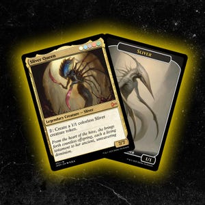 Puede incluir: Dos cartas de Magic: The Gathering. Una carta presenta una ilustración detallada de una criatura llamada "Sliver Queen". La otra carta muestra una criatura gris llamada "Sliver". Ambas cartas tienen bordes negros y texto.