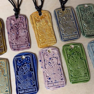 Handgemaakte keramiek The Lovers Tarotkaart nep lakzegel hanger Y2K hippie grillige choker verstelbaar zwart koord ketting Clay Charms sieraden