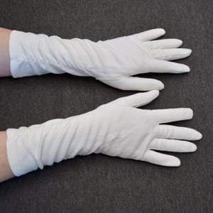 Gants de cérémonie blanc cassé crème pour femmes mi-longs