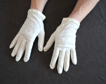 Vintage White Formal Gloves Wrist Length with Simple Cuff Detail