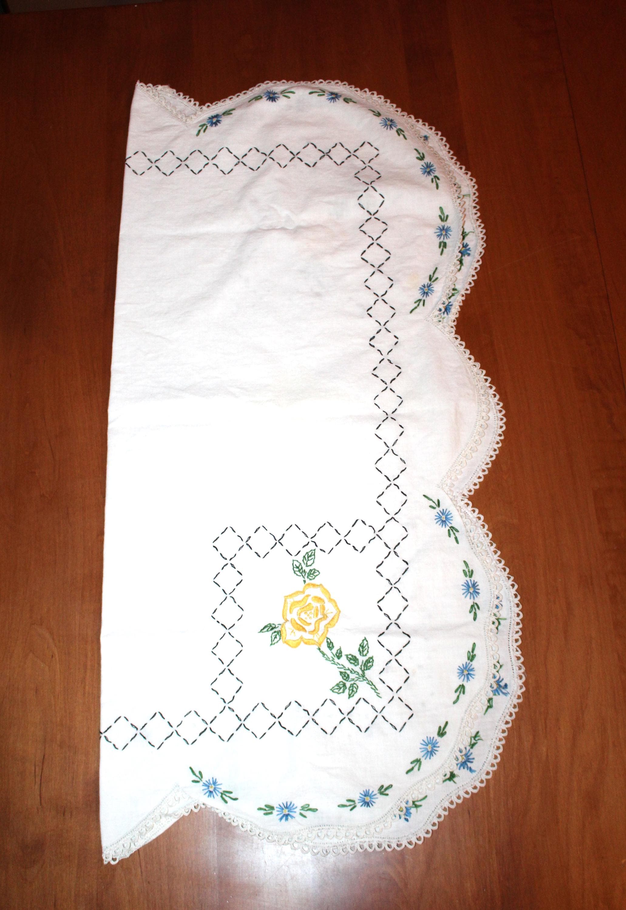 リネン　手刺繍　ハンドメイド　テーブルセンター 手刺繍のテーブルリネン スクエアフラワー 1940年代または1950年代