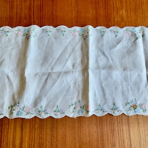 CHEMIN DE TABLE vintage en lin brodé à la main avec un joli motif floral